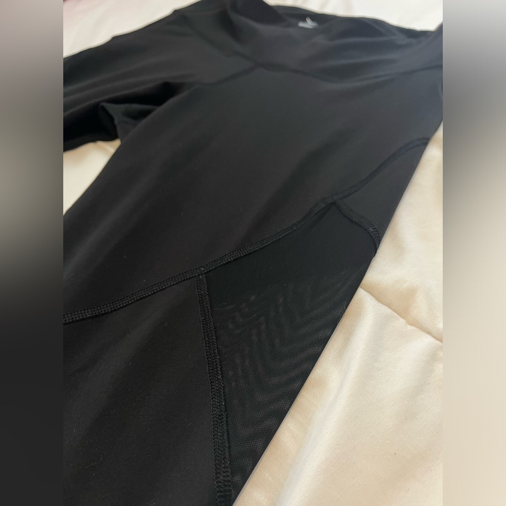 Old Navy Black capri Leggings - Picture 5 of 6